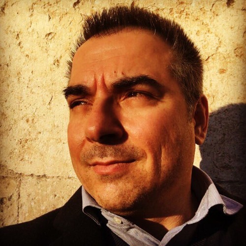 Ritratto di Luca Pastorino alla luce del sole contro un muro di pietra